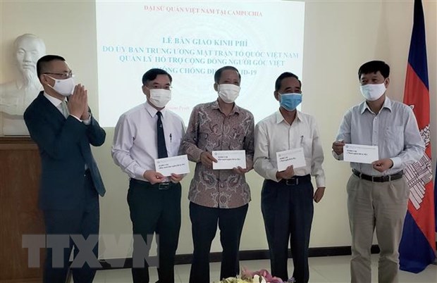 Presenting 85,000 USD to help Vietnamese people in Cambodia